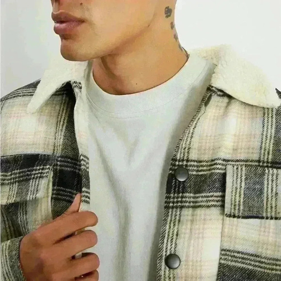 NWT PacSun Sherpa Plaid Jacket Coat Button Up Soft Oversized Men’s Size Small - Picture 3 of 10